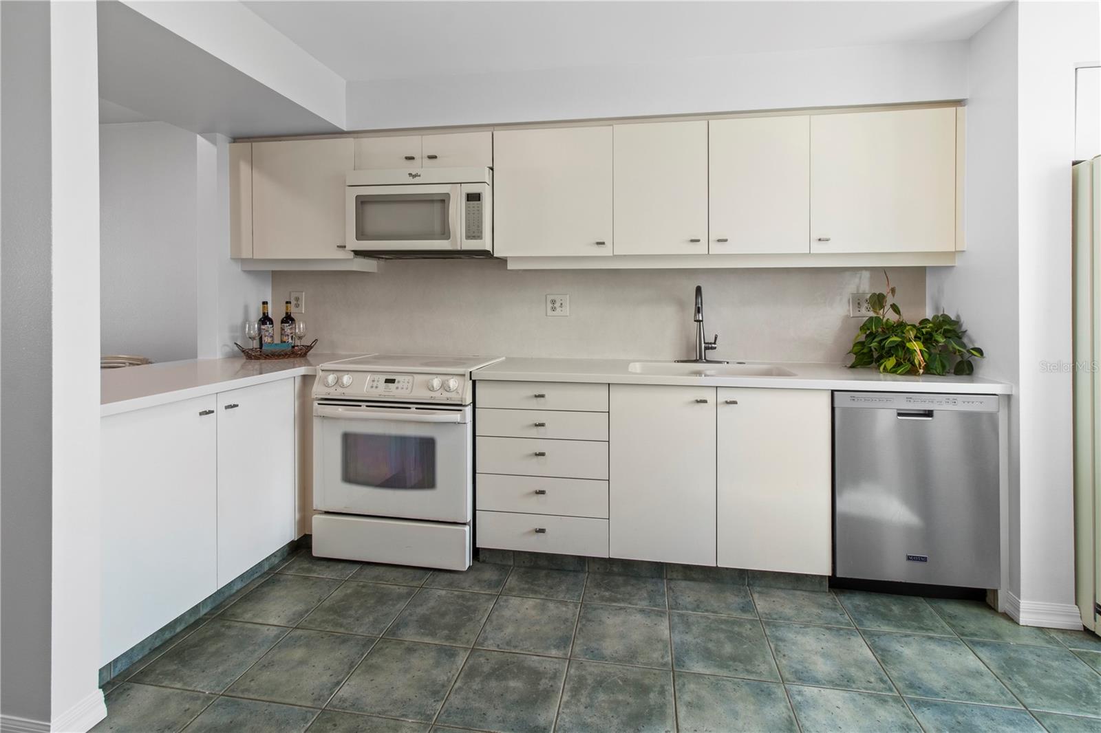 Image 9 of 58 For 829 Bayport Way 829