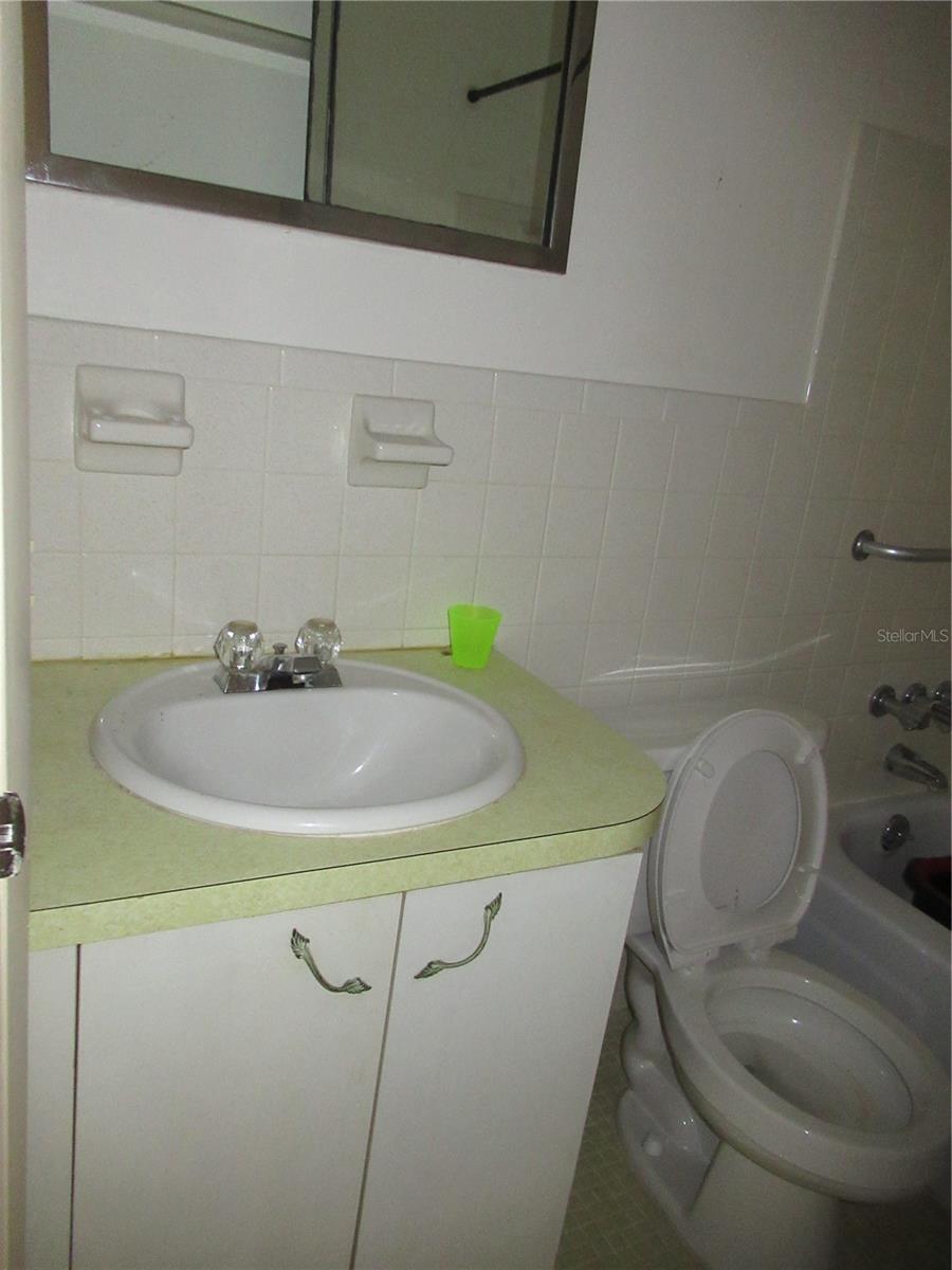 Image 19 of 22 For 2466 Ecuadorian Way 32