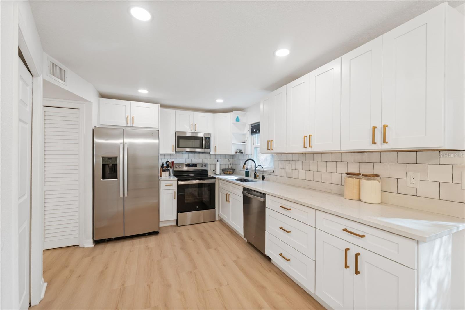 Image 16 of 49 For 1325 Abbey Crescent Lane