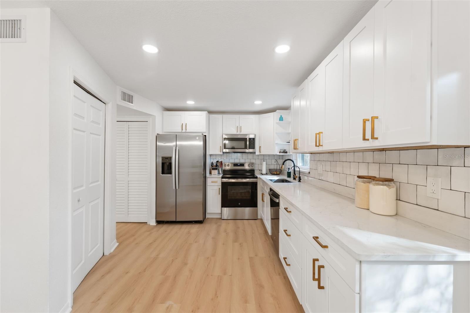 Image 17 of 49 For 1325 Abbey Crescent Lane