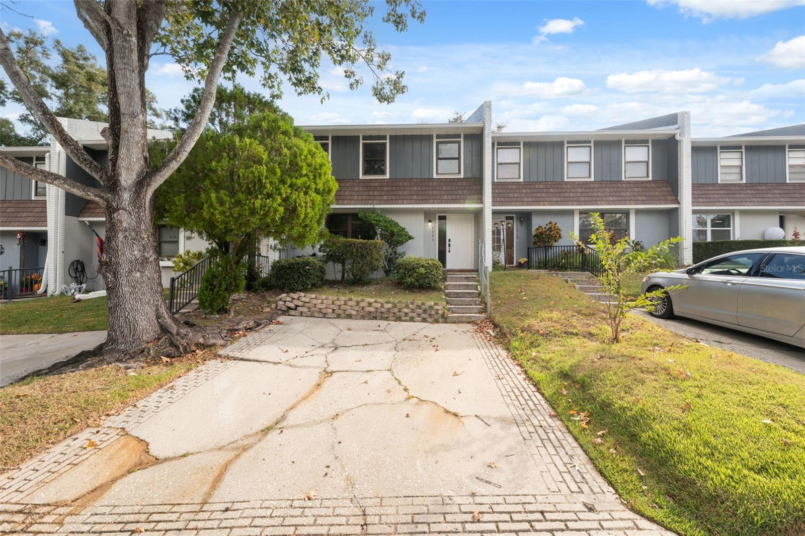 Image 2 of 49 For 1325 Abbey Crescent Lane