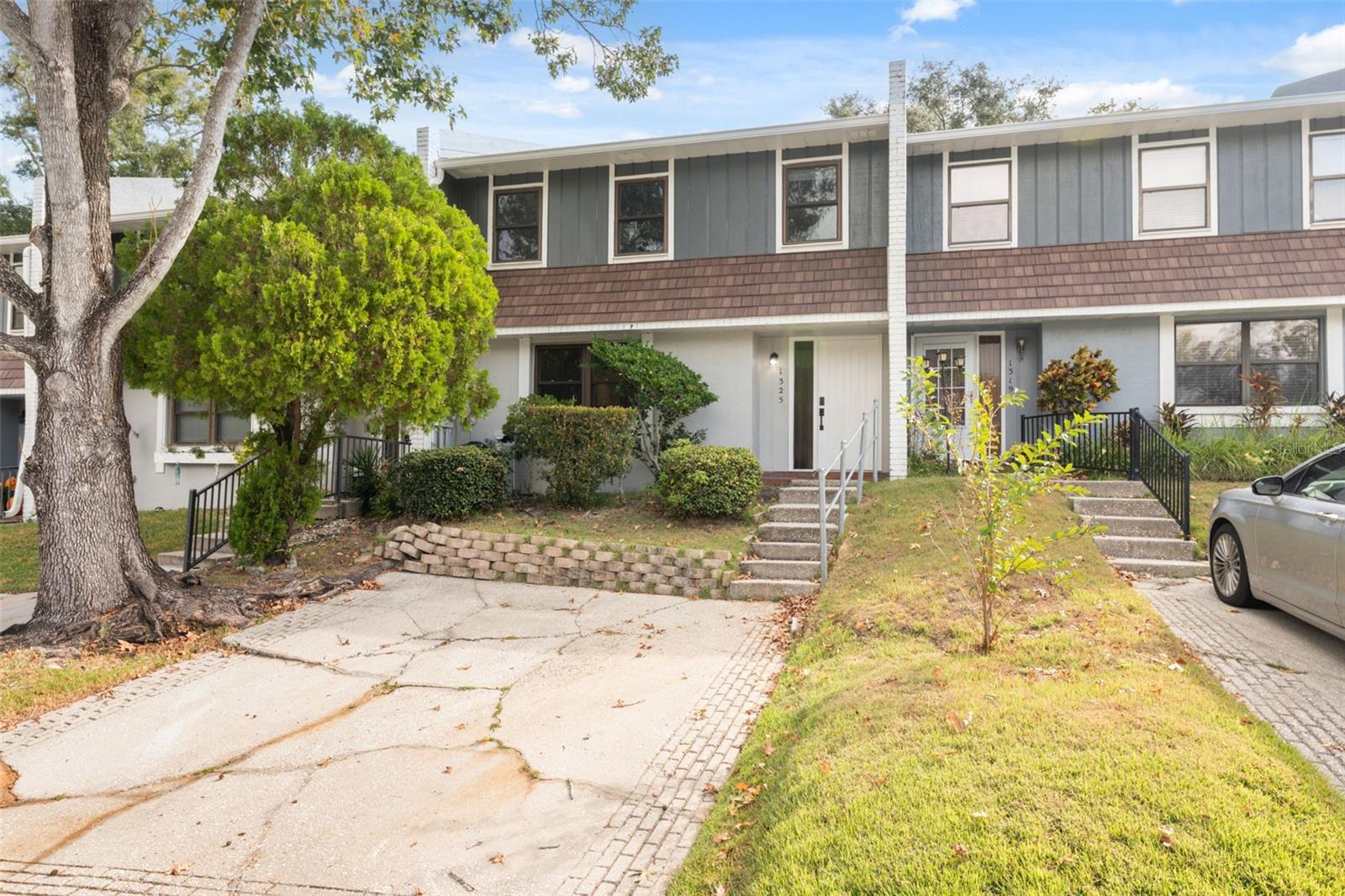 Image 3 of 49 For 1325 Abbey Crescent Lane