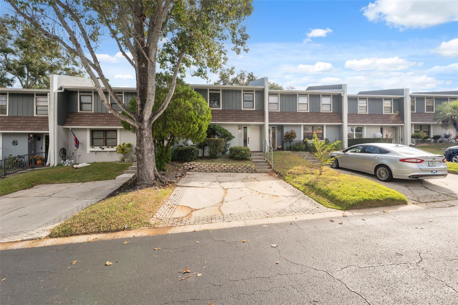 Image 4 of 49 For 1325 Abbey Crescent Lane