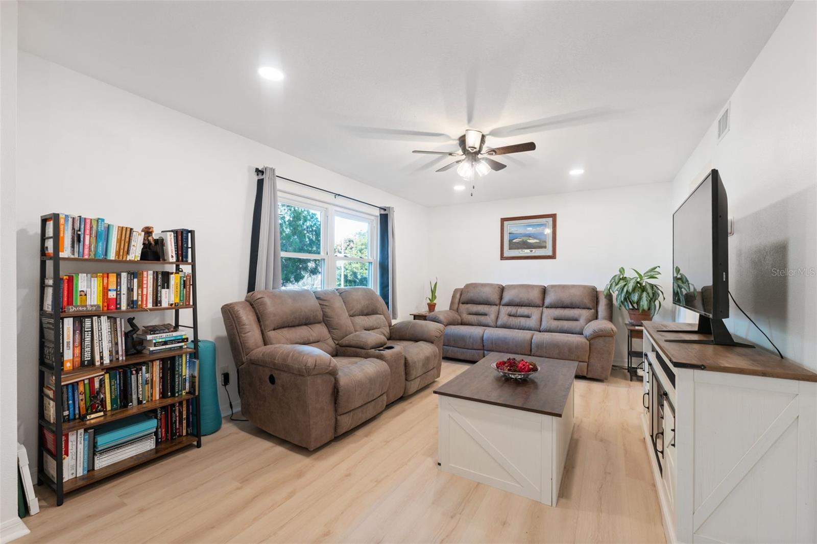 Image 8 of 49 For 1325 Abbey Crescent Lane