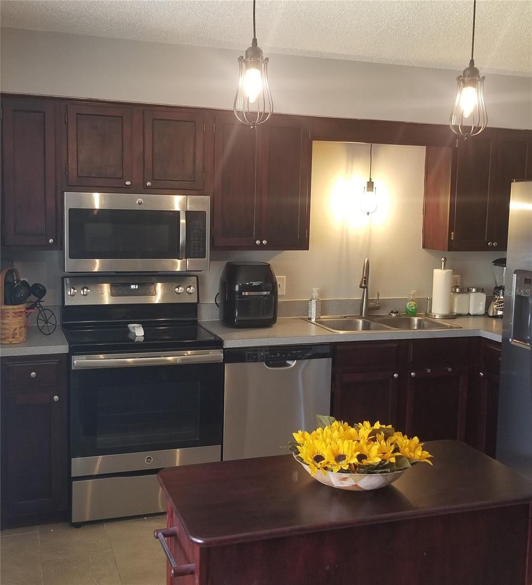 Image 5 of 9 For 341 Lansdowne Avenue