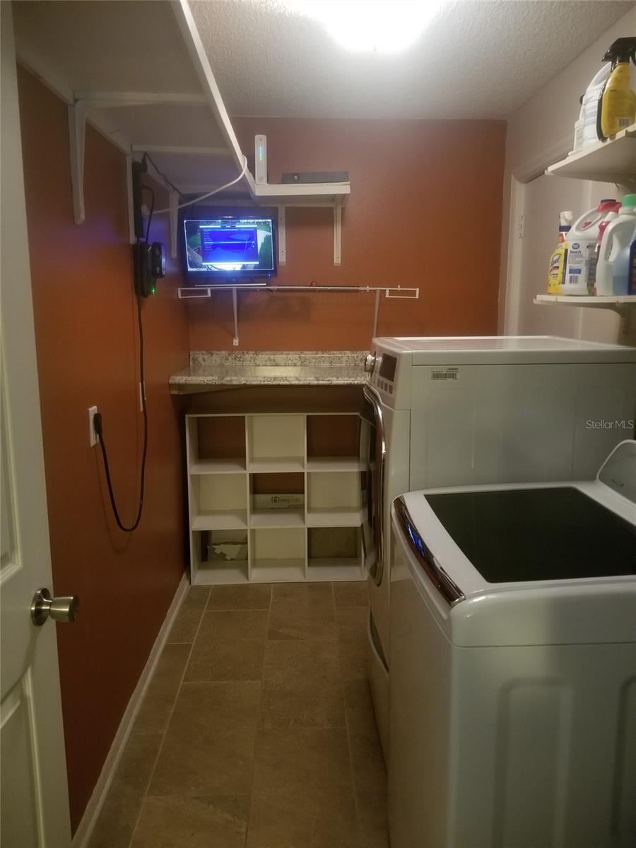 Image 6 of 9 For 341 Lansdowne Avenue