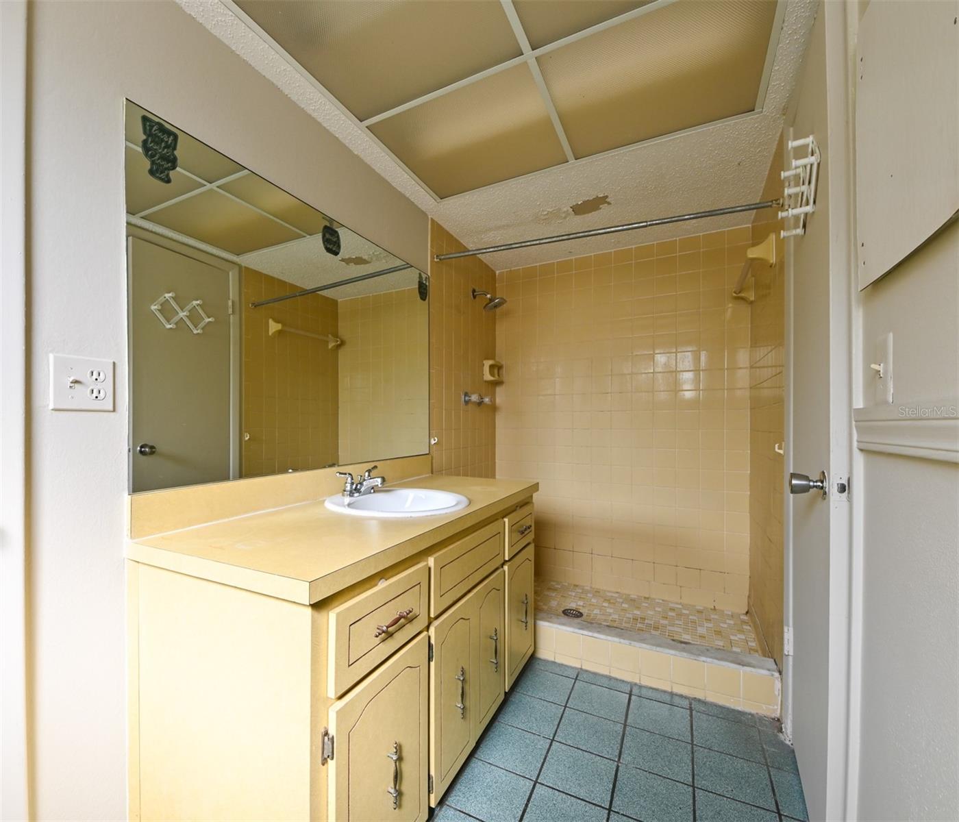 Image 21 of 29 For 8012 Embassy Boulevard