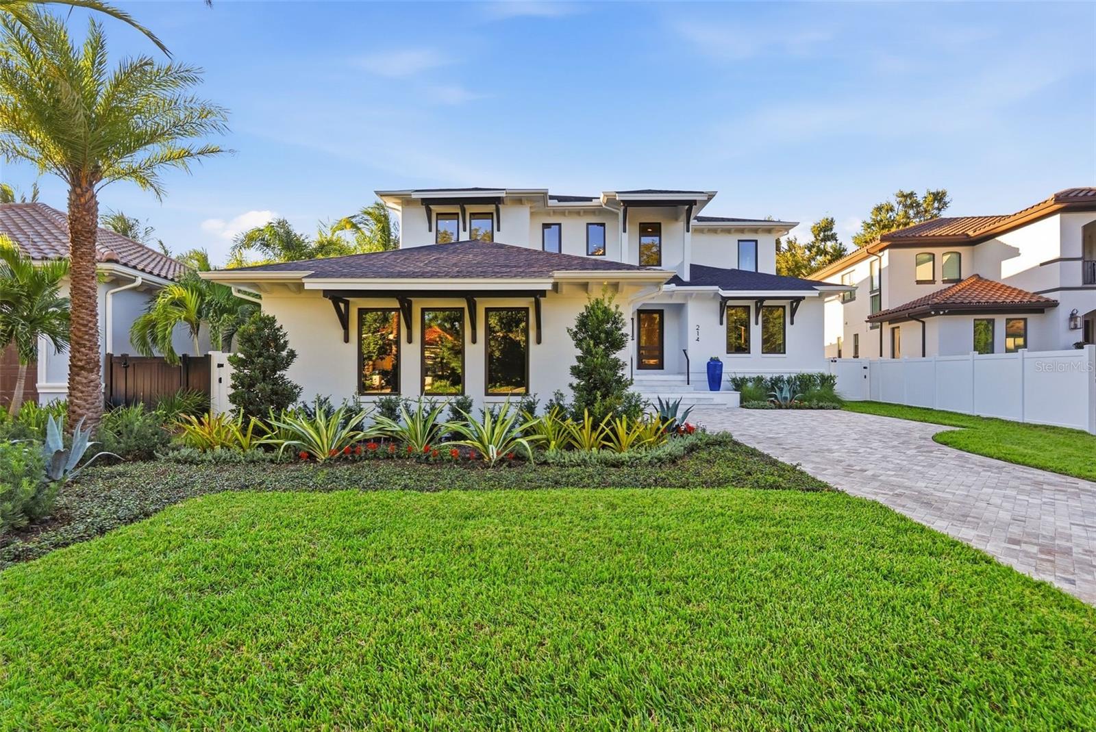 Image 2 of 98 For 214 Aranda Street Ne