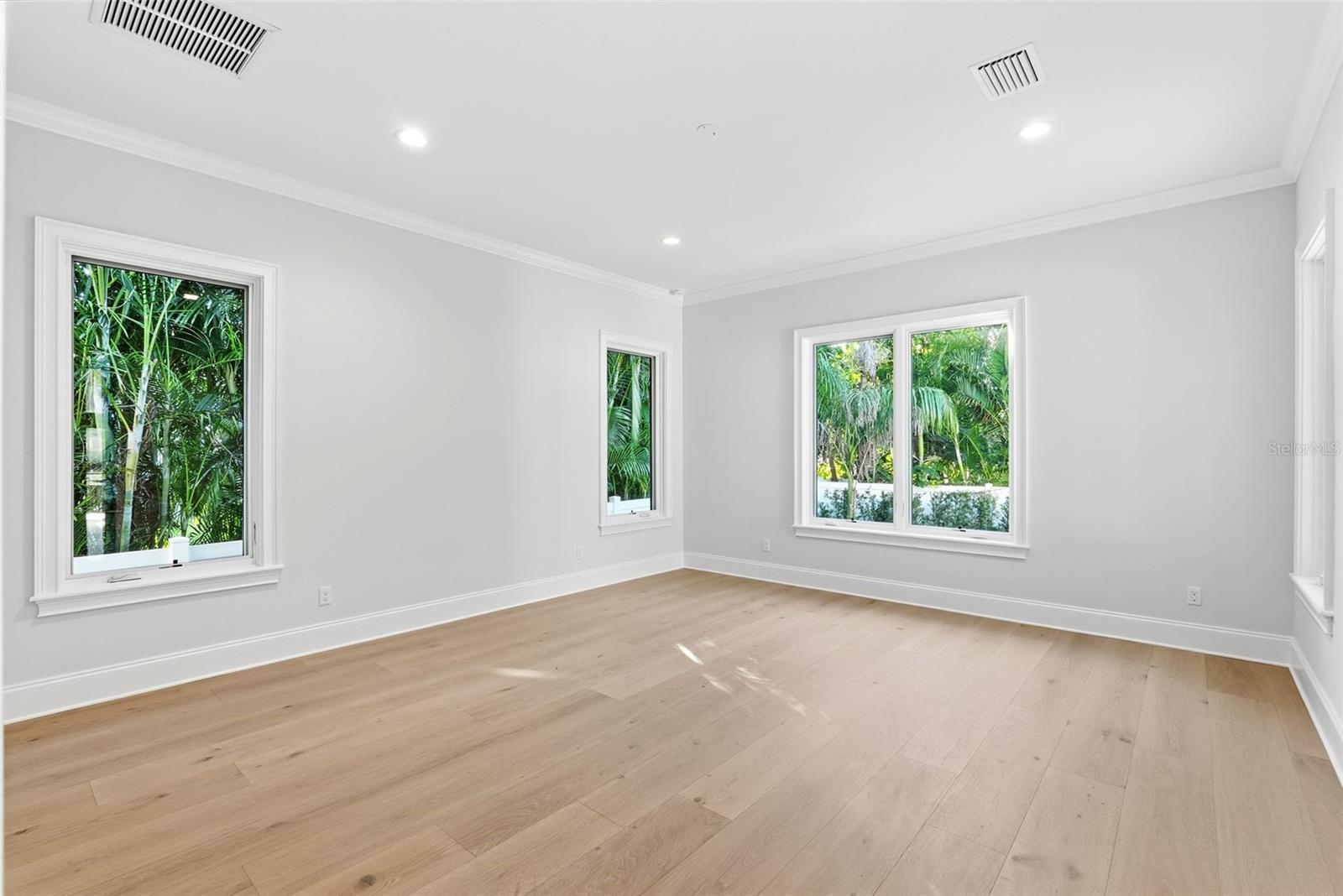 Image 30 of 98 For 214 Aranda Street Ne