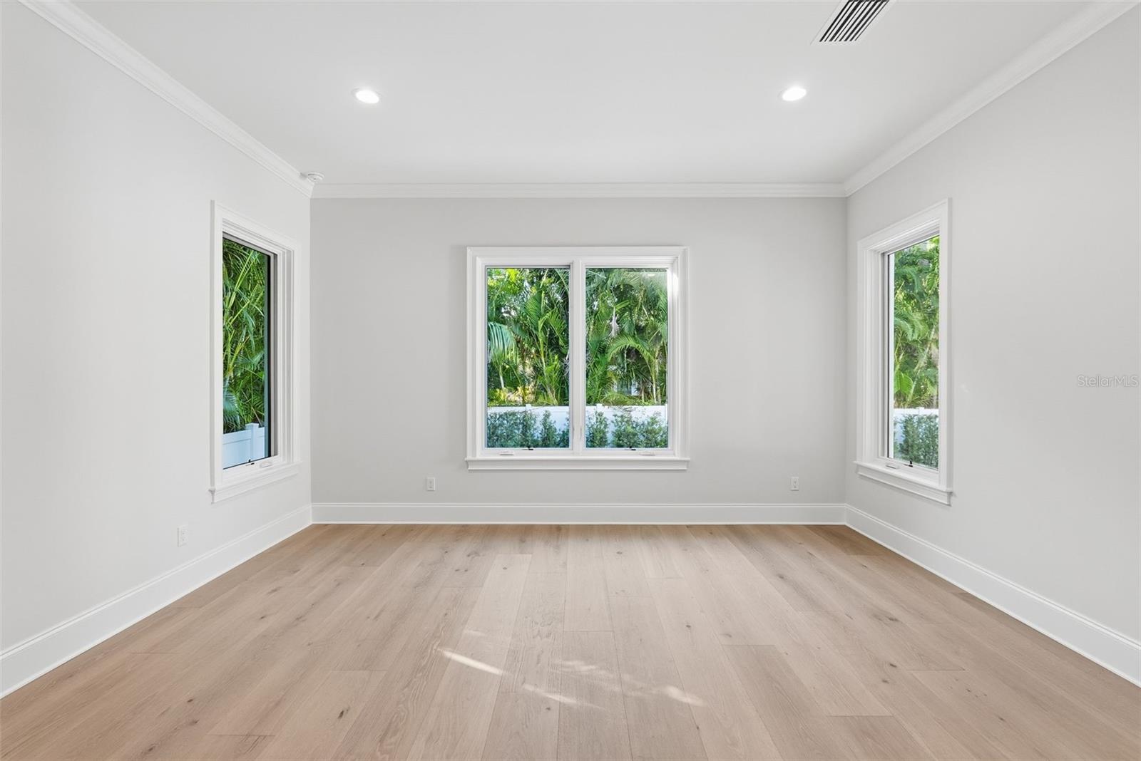 Image 31 of 98 For 214 Aranda Street Ne