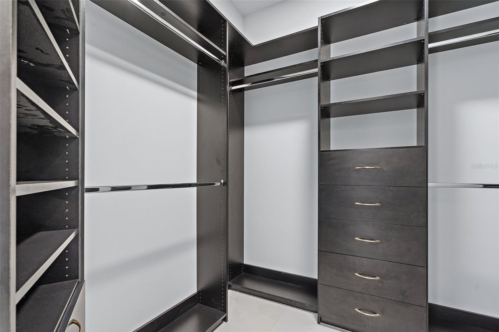 Image 17 of 70 For 585 Dolphin Avenue Se