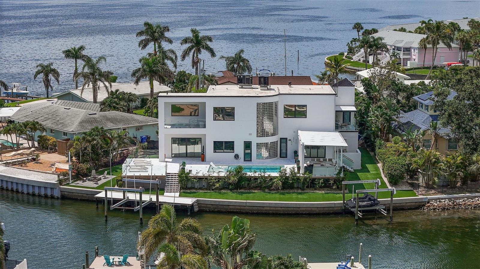 Image 2 of 70 For 585 Dolphin Avenue Se