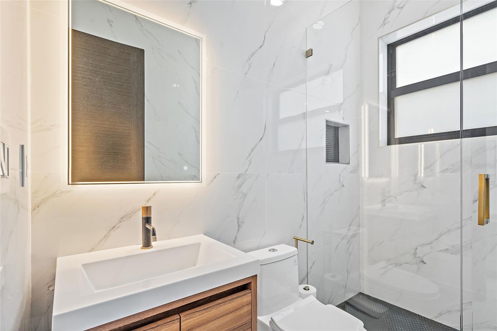 Image 29 of 70 For 585 Dolphin Avenue Se