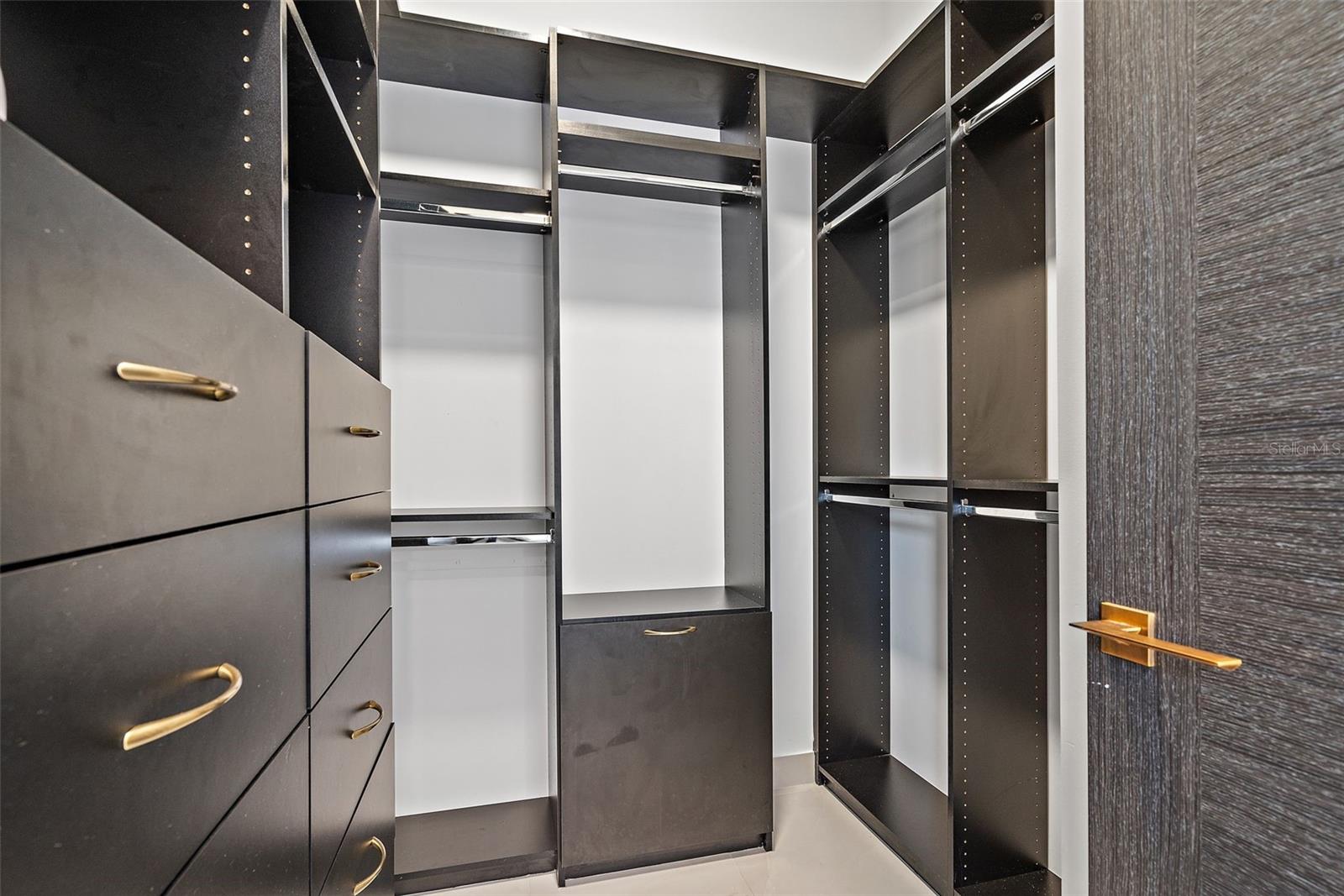 Image 36 of 70 For 585 Dolphin Avenue Se