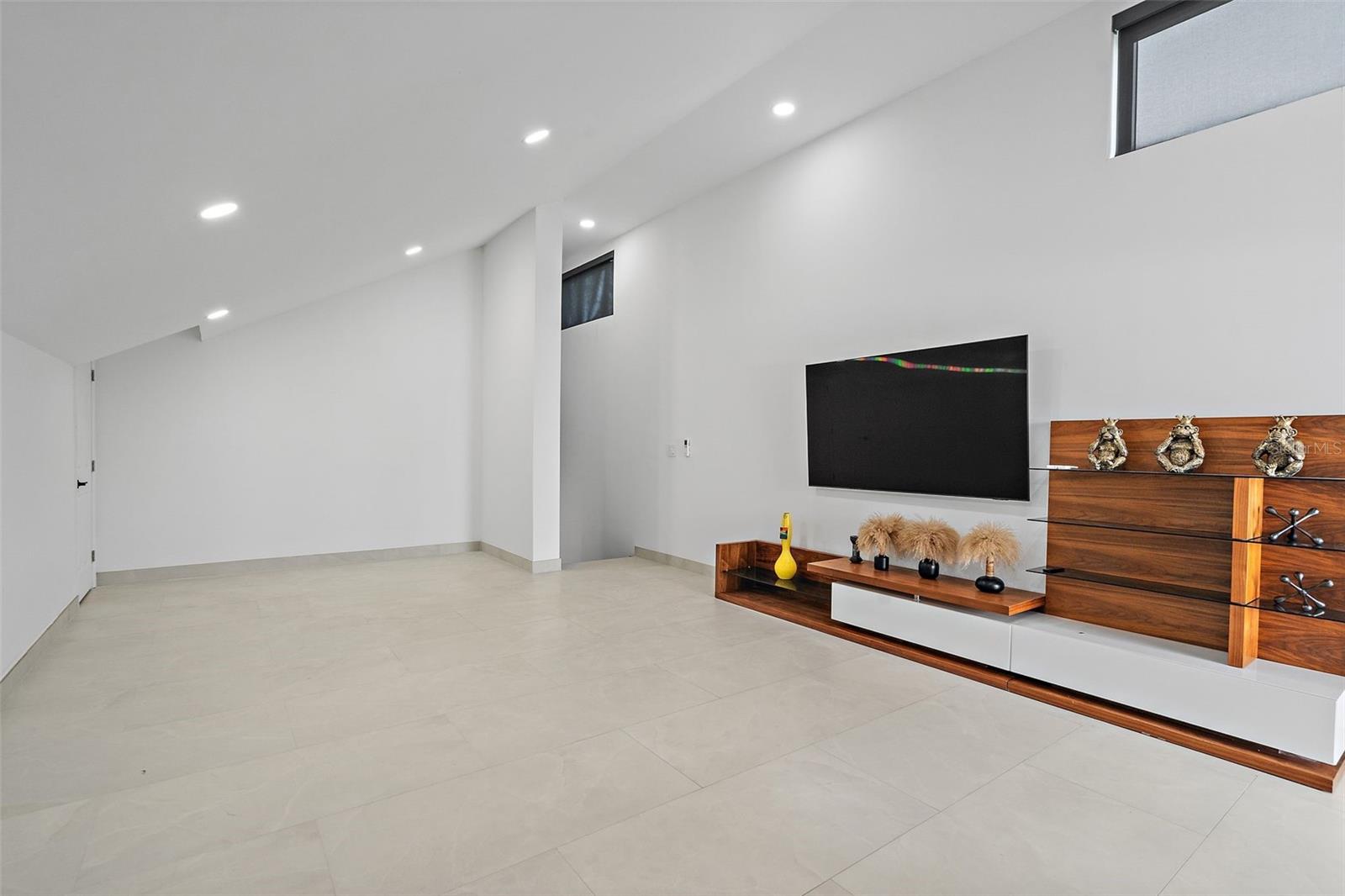 Image 43 of 70 For 585 Dolphin Avenue Se