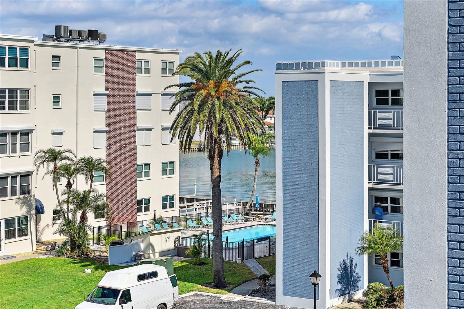 Image 22 of 40 For 5555 Gulf Boulevard 407