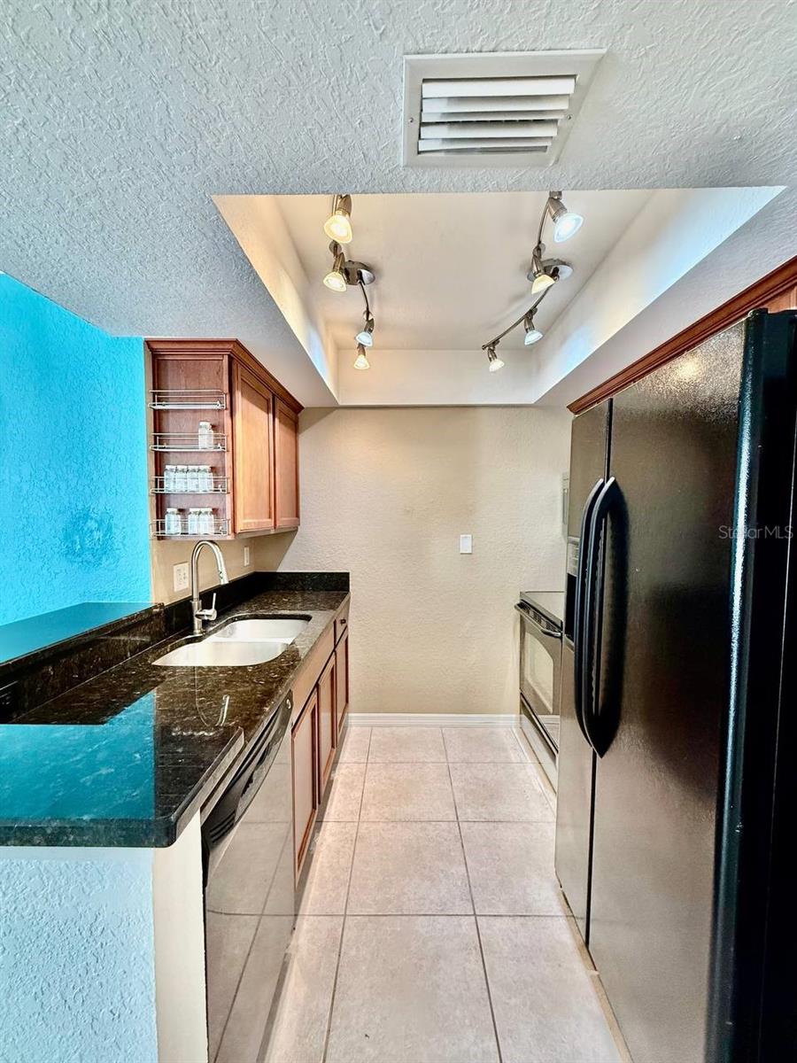 Image 11 of 33 For 704 Lyndhurst Street 624