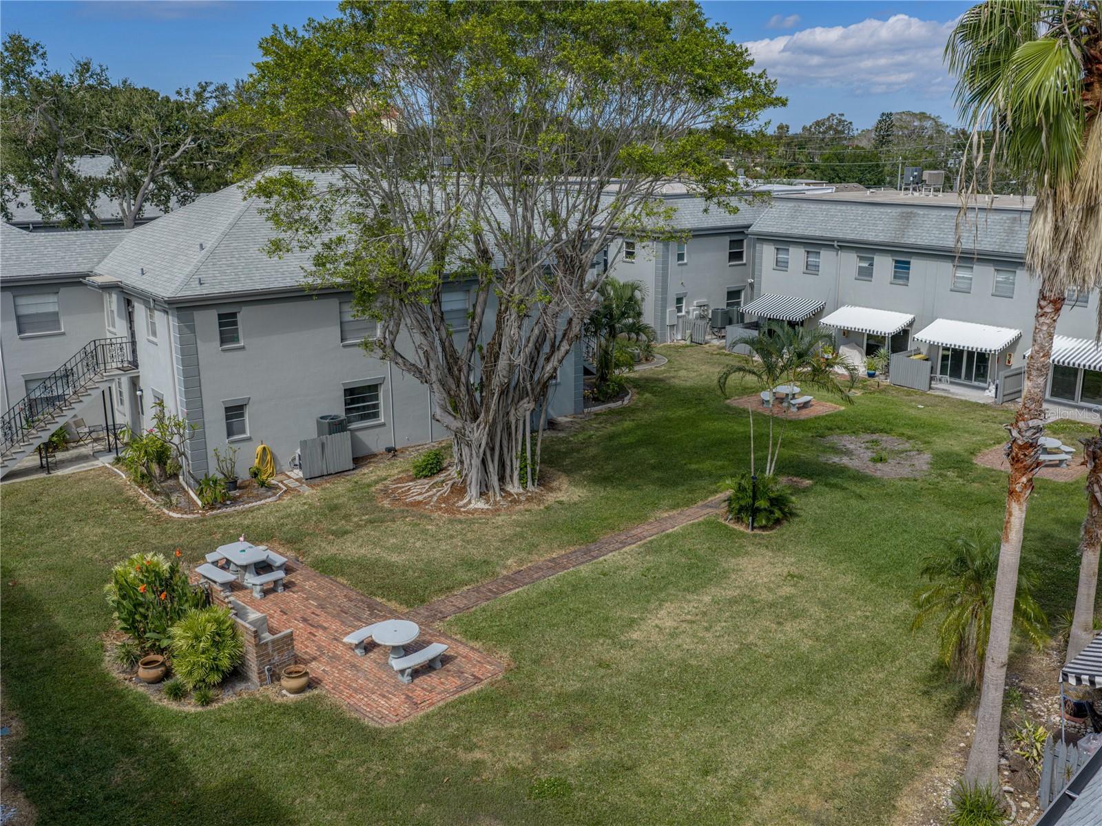 Image 26 of 63 For 1170 Rue Des Chateaux  1a