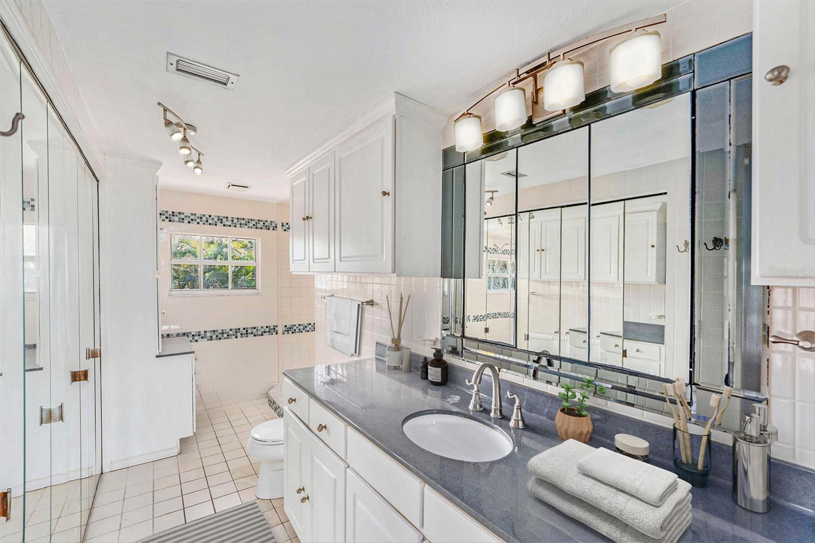 Image 29 of 38 For 5903 Bimini Way N