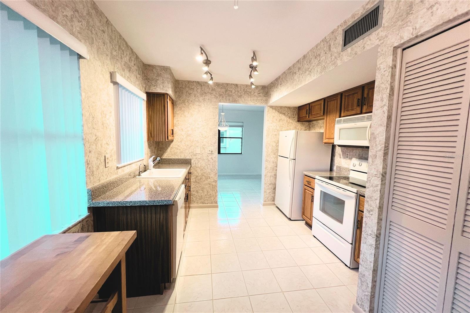 Image 7 of 24 For 10606 Longwood Drive 203b