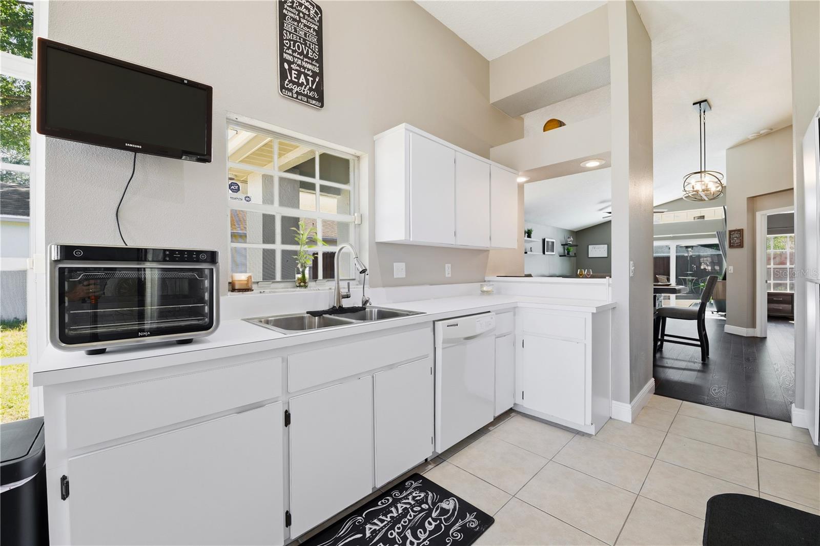 Image 9 of 40 For 7044 Woodhall Avenue