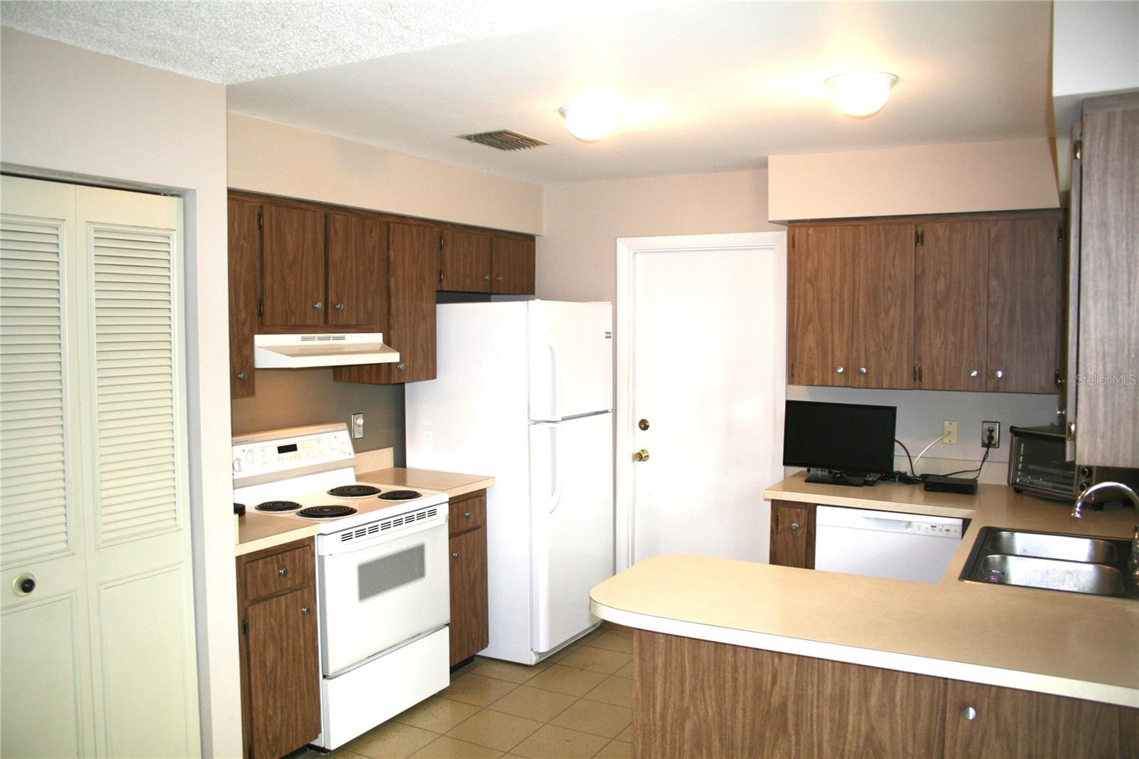 Image 11 of 25 For 2567 Knoll Street W