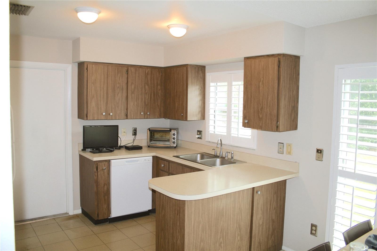 Image 12 of 25 For 2567 Knoll Street W