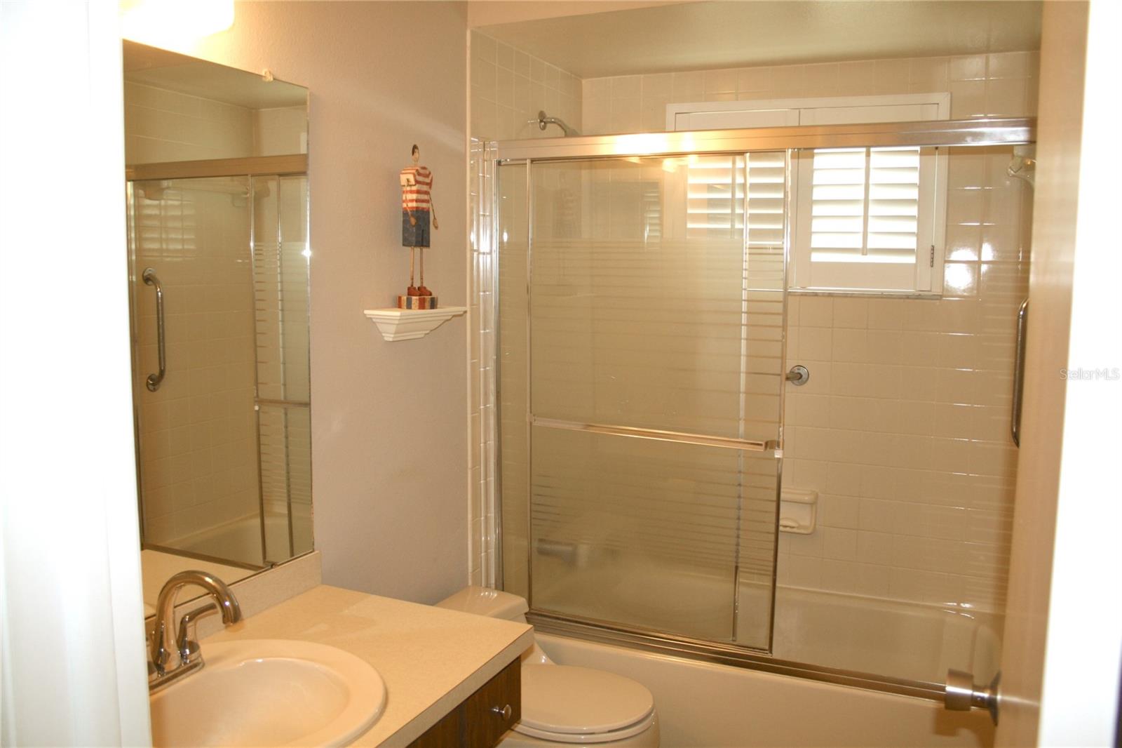 Image 18 of 25 For 2567 Knoll Street W