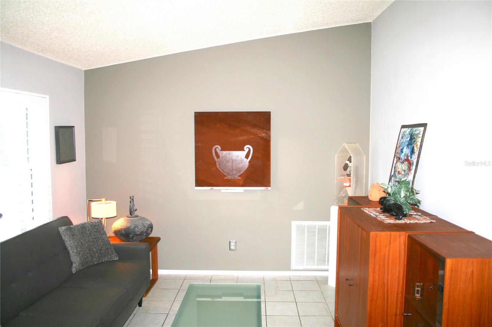 Image 6 of 25 For 2567 Knoll Street W