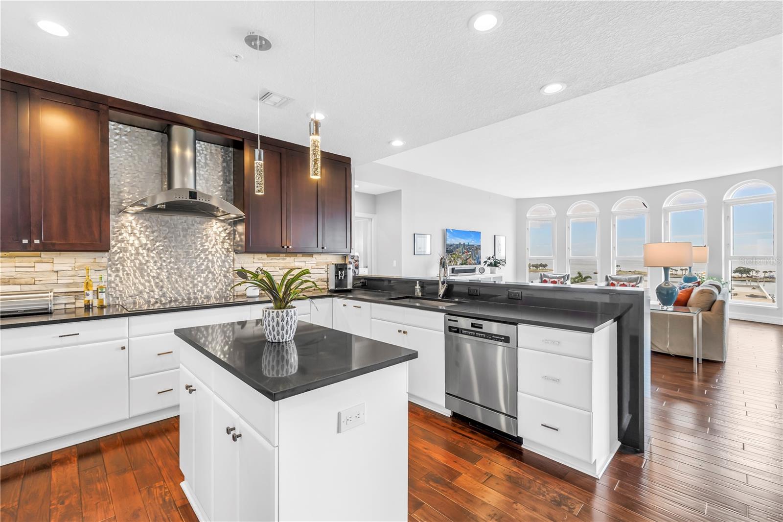 Image 16 of 85 For 288 Beach Drive Ne 6b