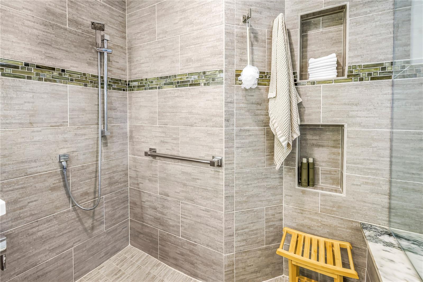 Image 47 of 85 For 288 Beach Drive Ne 6b