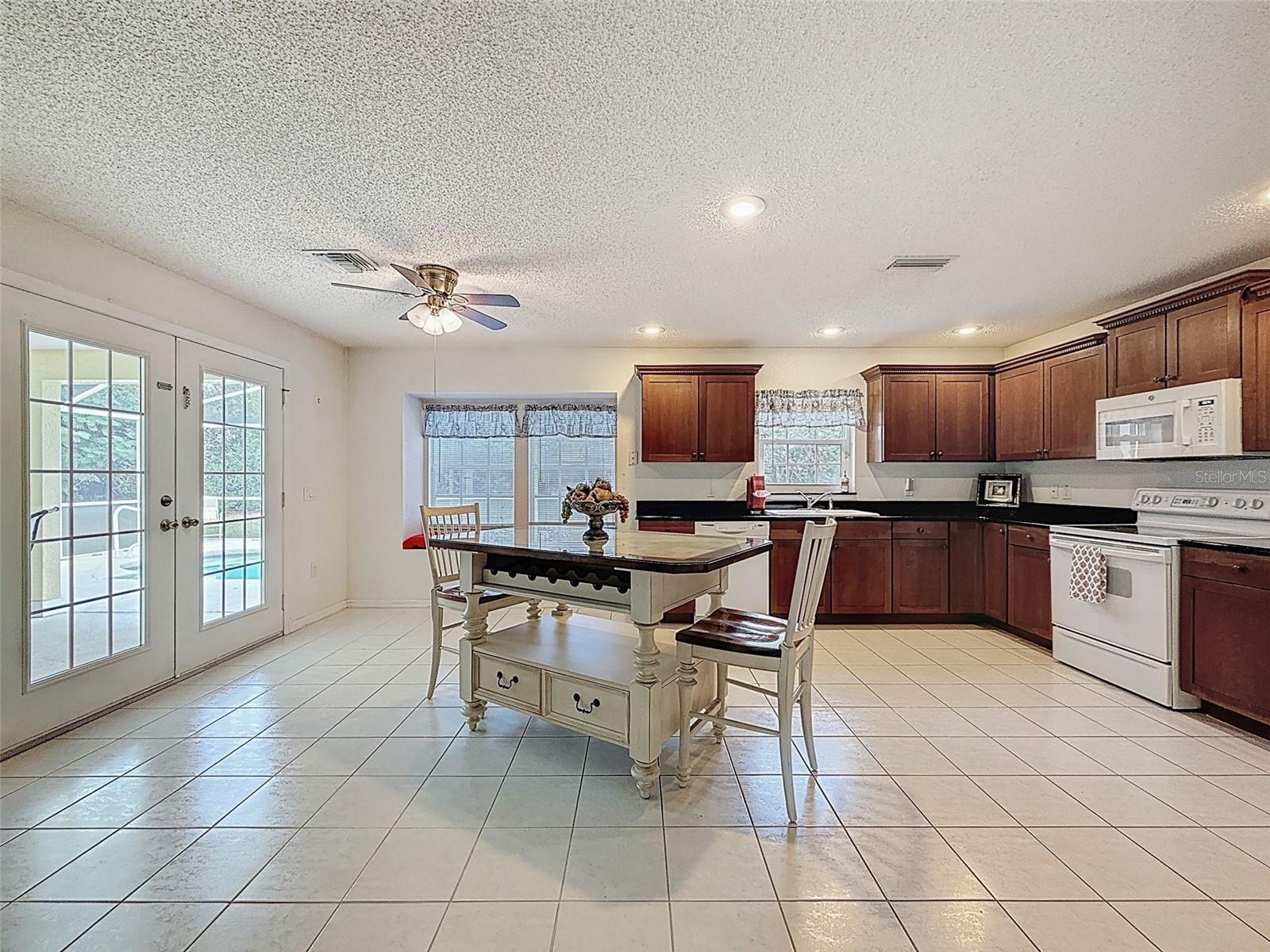 Listing photo id 13 for 9545 Montebello Lane