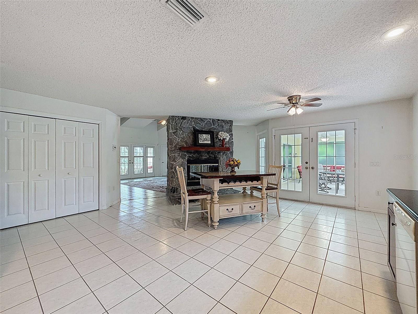 Listing photo id 14 for 9545 Montebello Lane