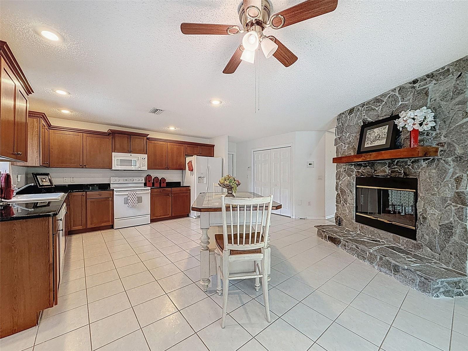 Listing photo id 17 for 9545 Montebello Lane