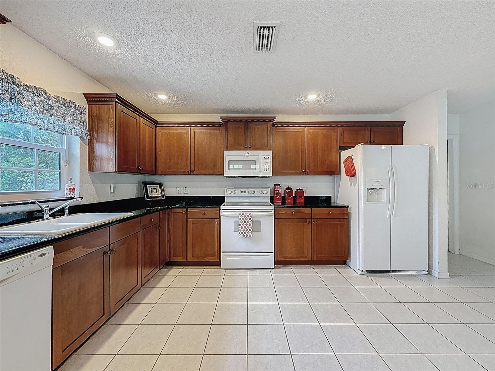 Listing photo id 18 for 9545 Montebello Lane