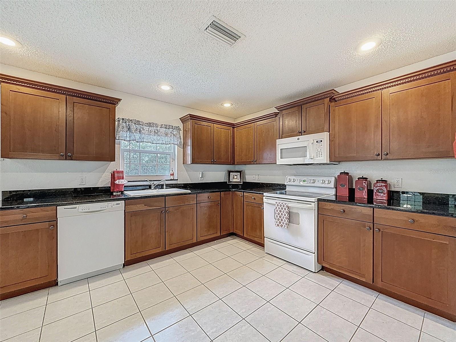 Listing photo id 19 for 9545 Montebello Lane