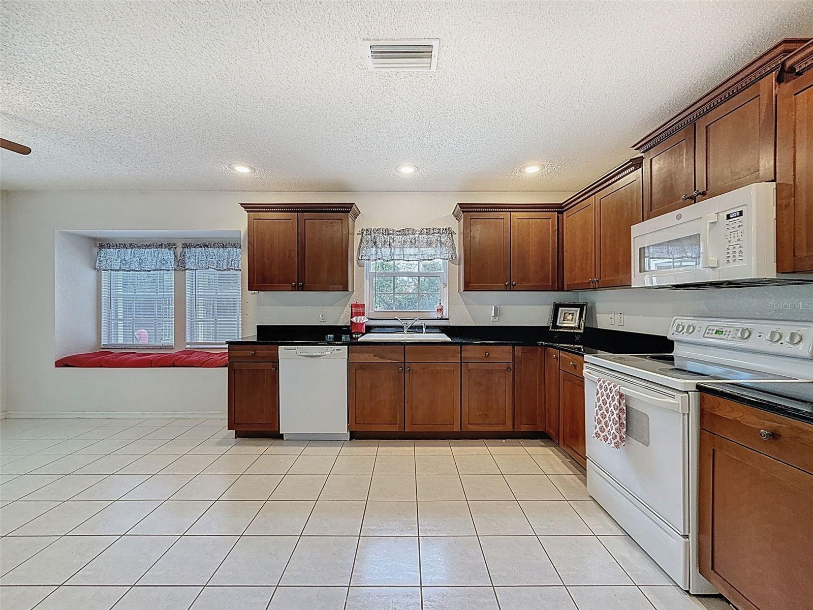 Listing photo id 21 for 9545 Montebello Lane