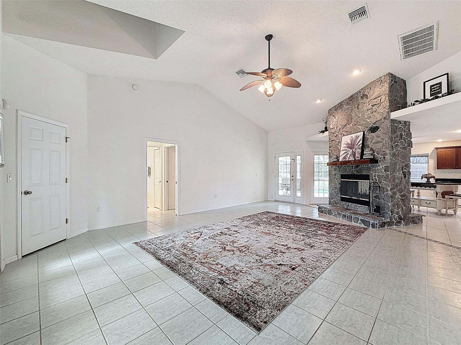 Listing photo id 7 for 9545 Montebello Lane