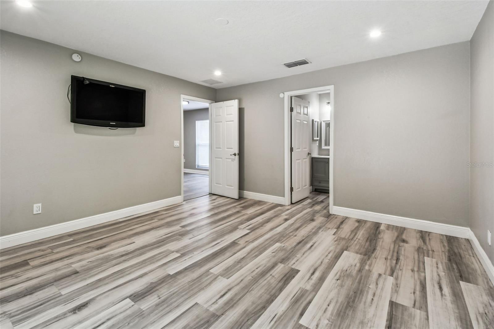 Image 19 of 45 For 6005 Lakeside Drive