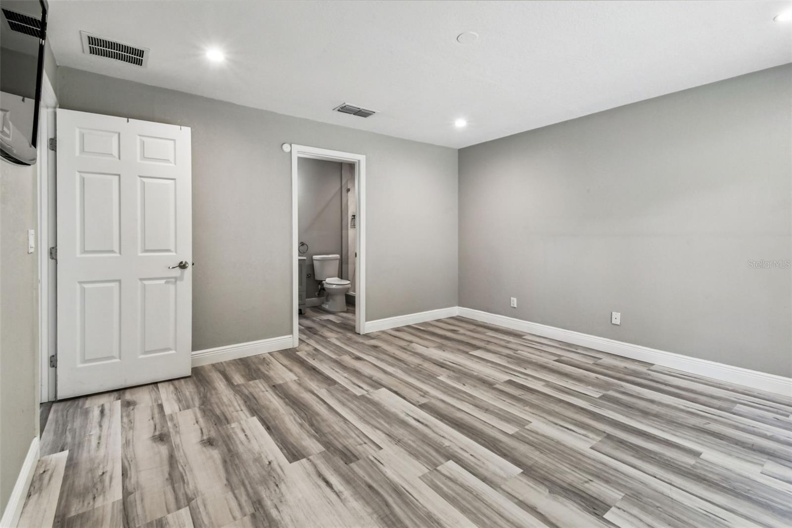 Image 20 of 45 For 6005 Lakeside Drive