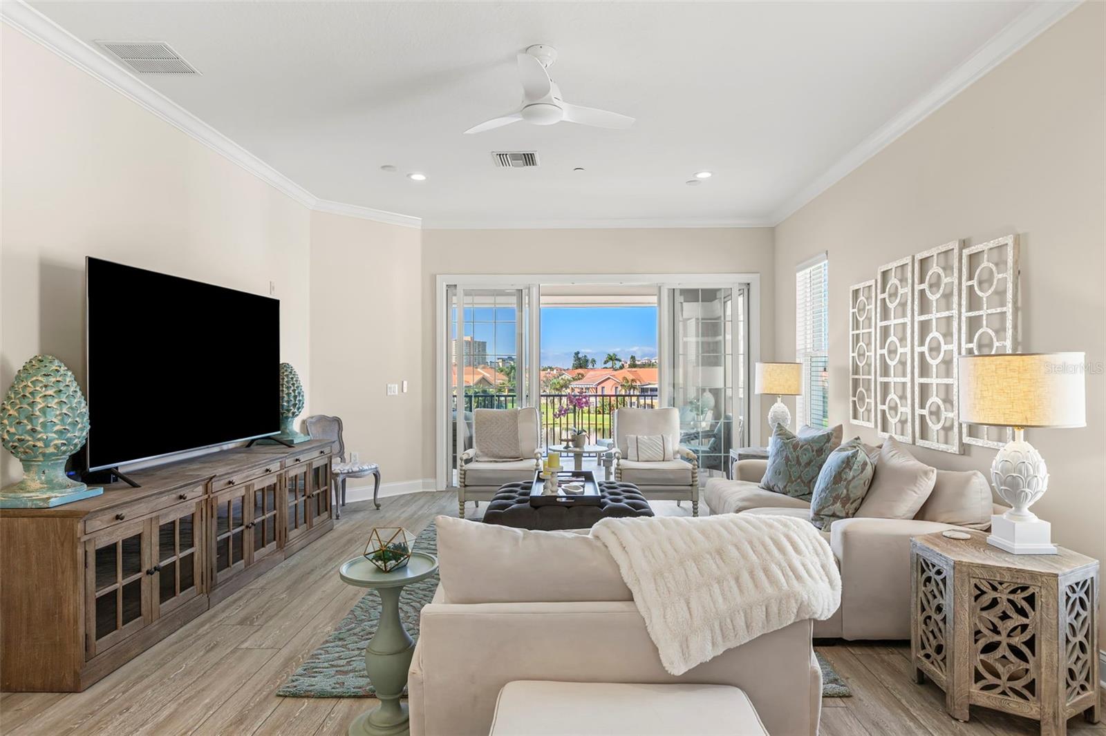 Listing photo id 10 for 8 Franklin Court S 53d