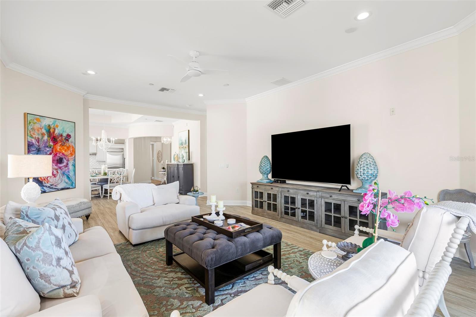 Listing photo id 15 for 8 Franklin Court S 53d