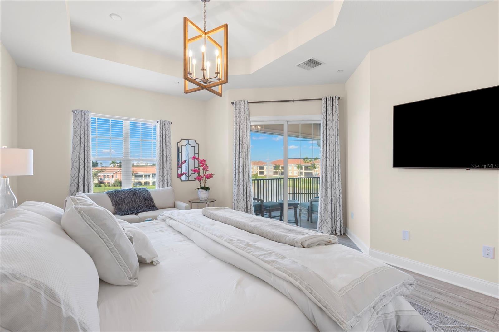 Listing photo id 4 for 8 Franklin Court S 53d