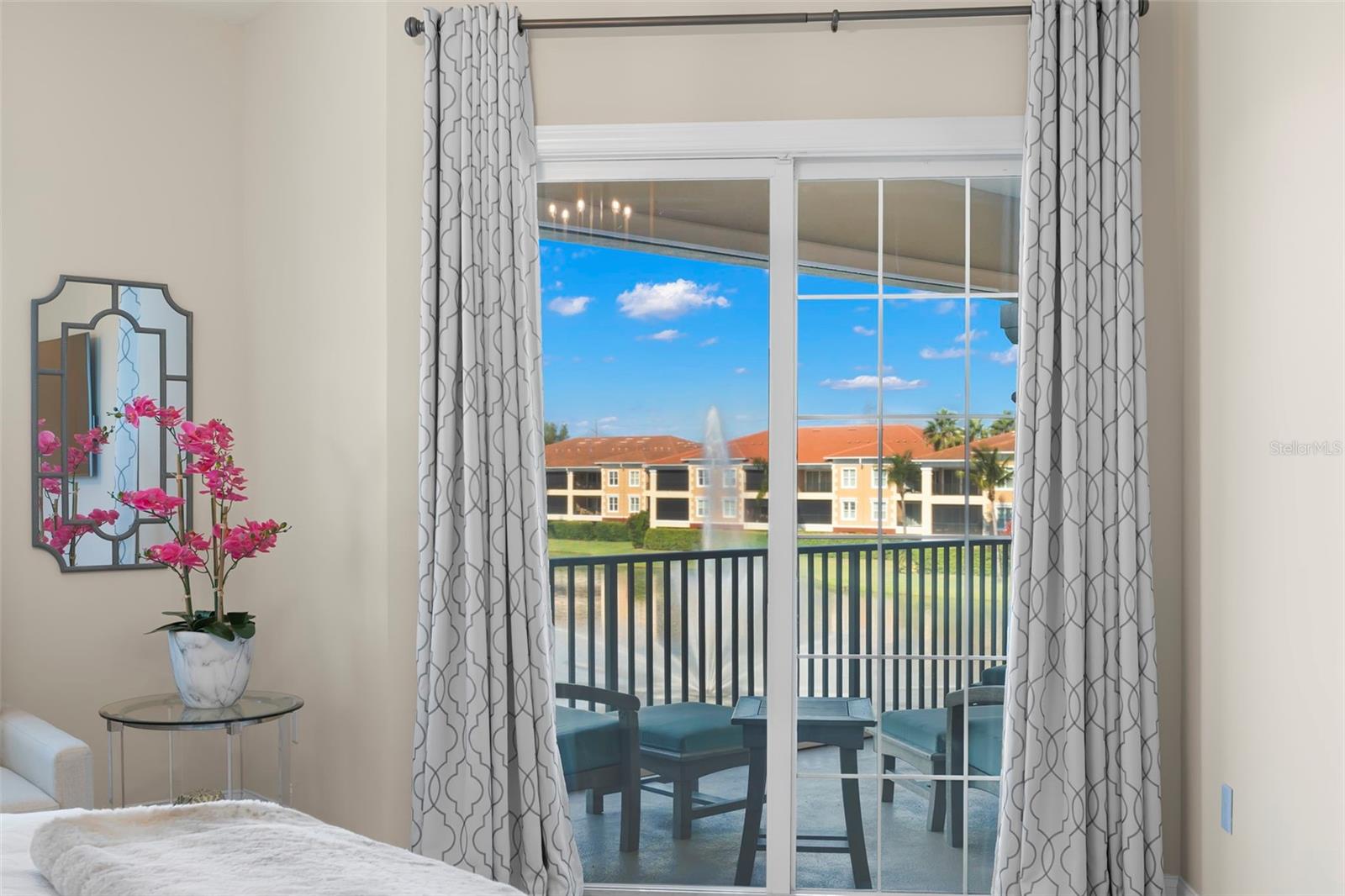 Listing photo id 5 for 8 Franklin Court S 53d