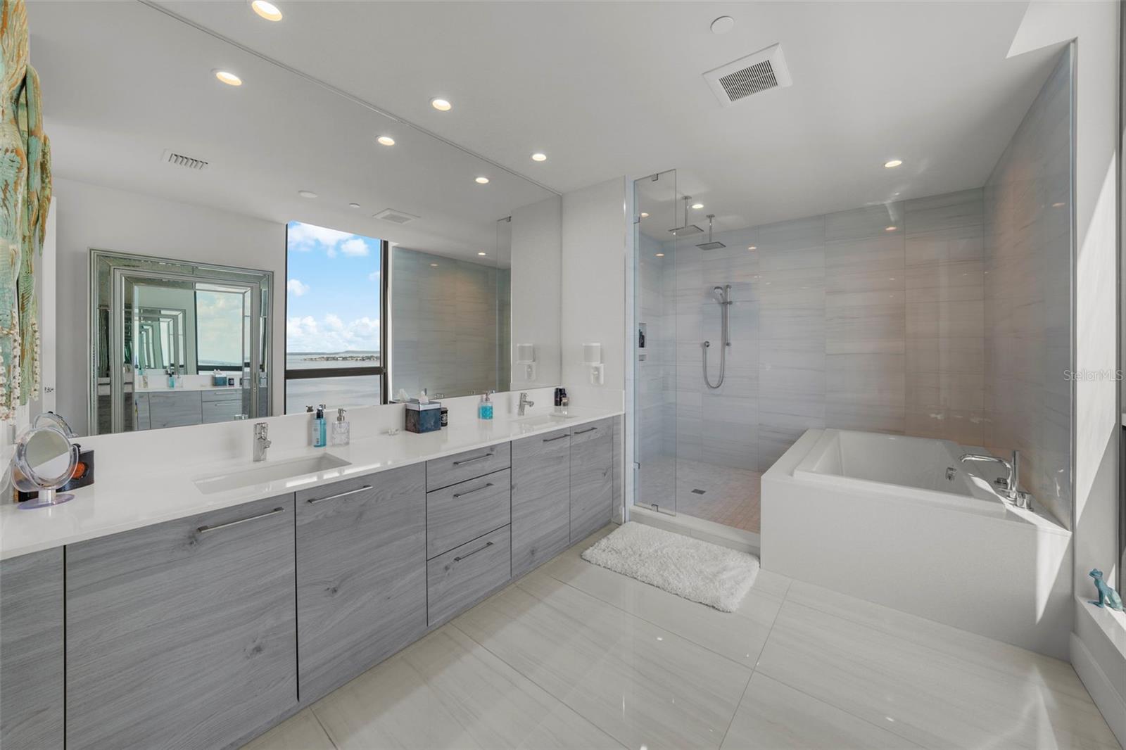 Image 22 of 40 For 2103 Bayshore Boulevard 1701