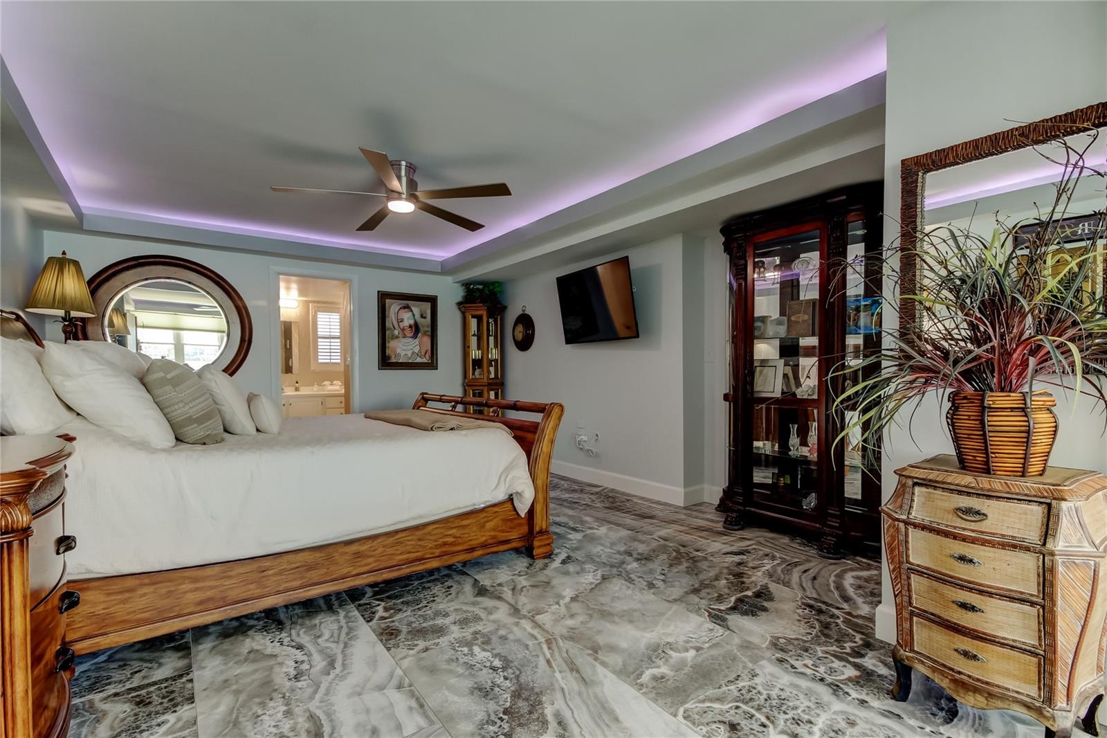 Image 33 of 81 For 5200 Brittany Drive S 204