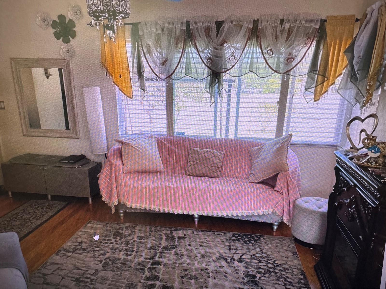 Image 3 of 14 For 910 Robinson Drive N