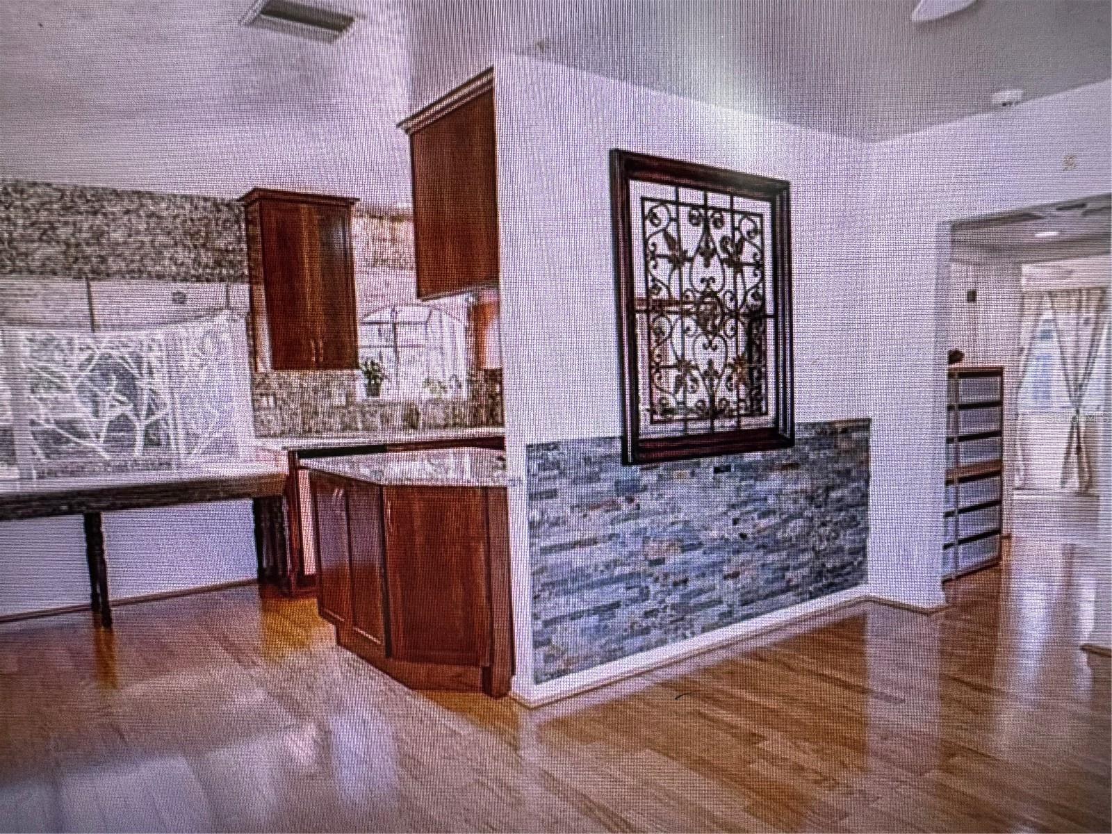 Image 5 of 14 For 910 Robinson Drive N