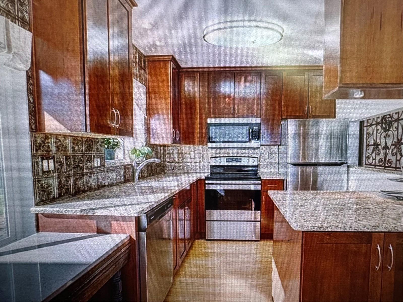 Image 6 of 14 For 910 Robinson Drive N