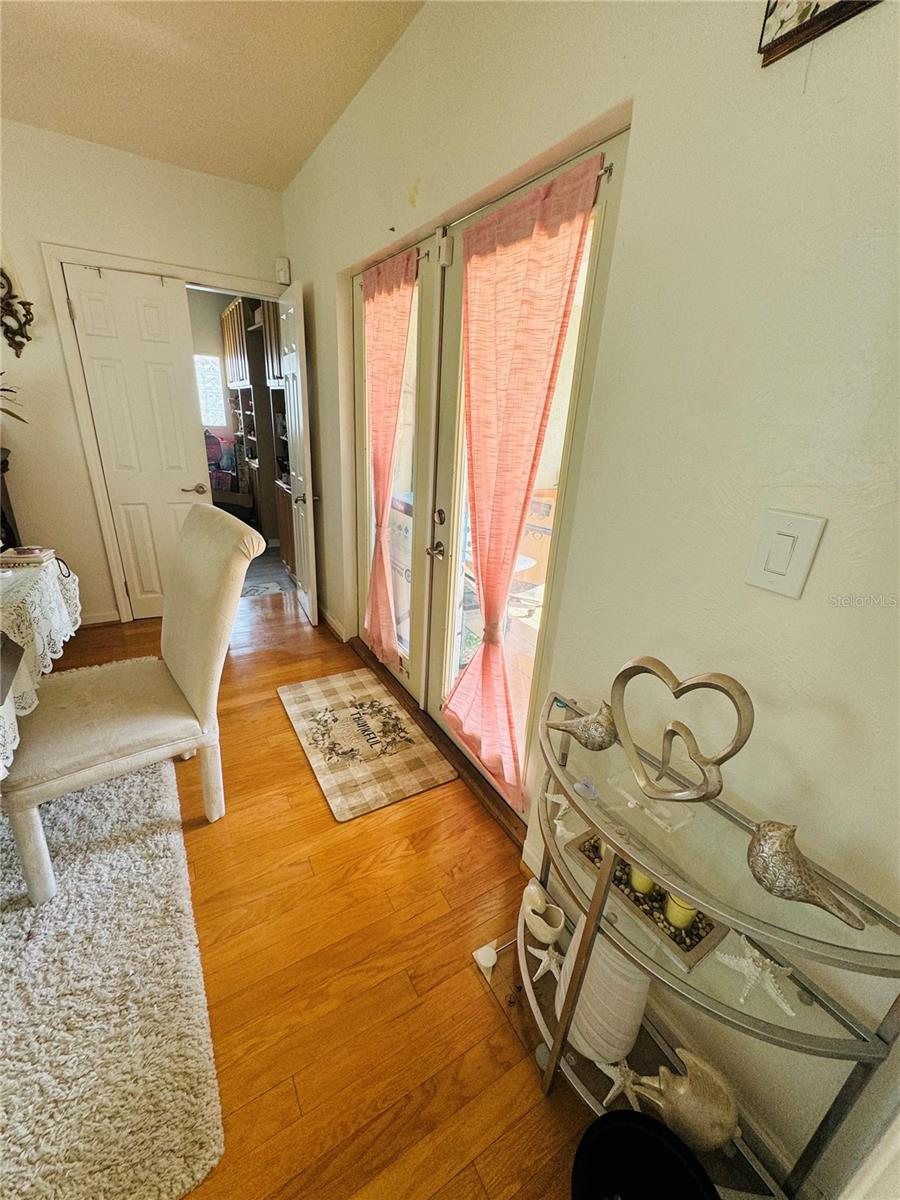 Image 7 of 14 For 910 Robinson Drive N